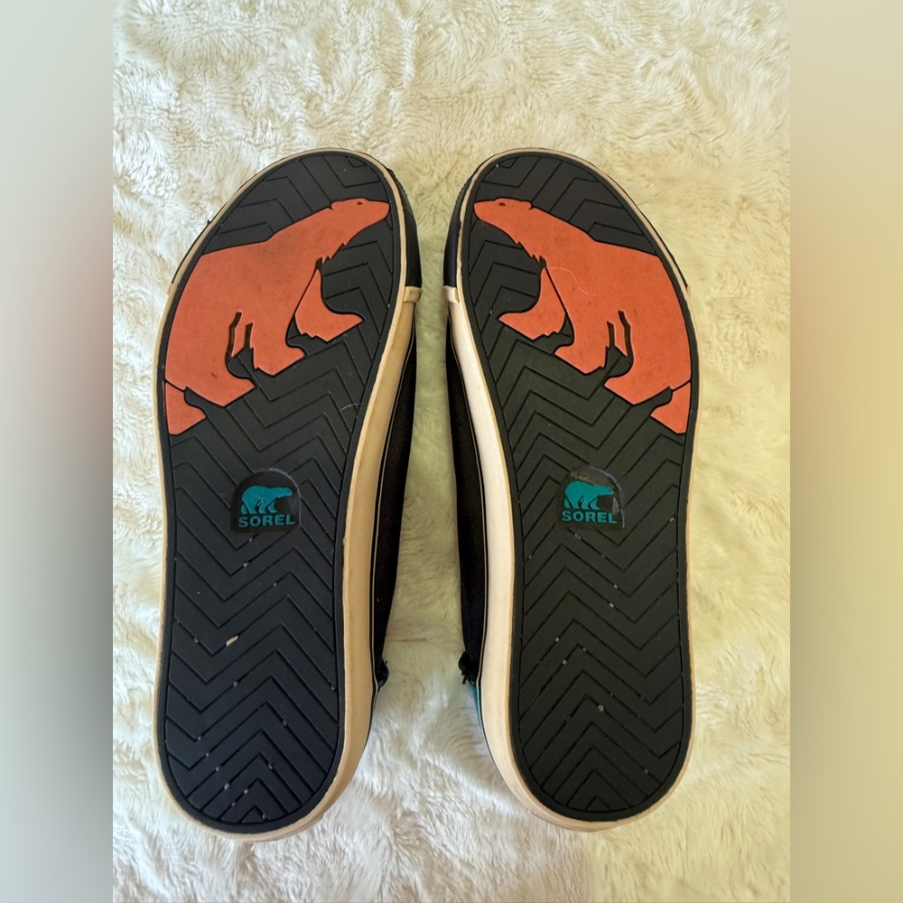 Sorel Black and Teal Sneakers with orange laces. - Picture 5 of 6